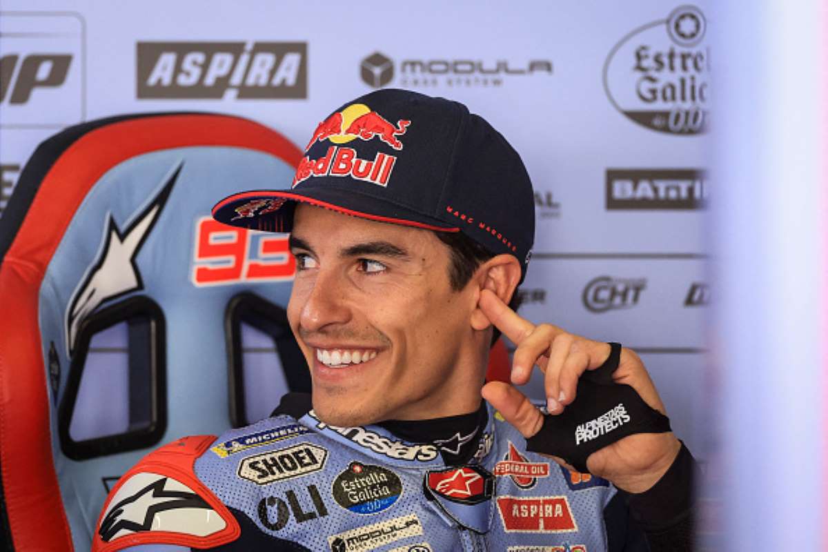 Marc Marquez sorride nel box Ducati Gresini a Portimao