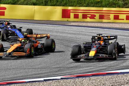 Verstappen con la gomma forata dopo il contatto con Norris