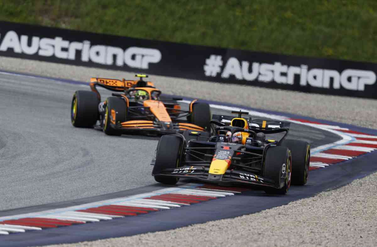 Max Verstappen precede Lando Norris durante il GP Austria