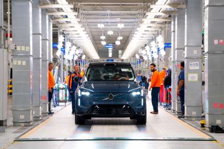 La prima Volvo EX90 uscita di produzione