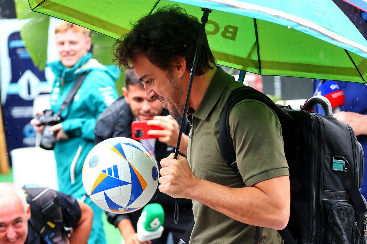 Fernando Alonso nel paddock di Barcellona