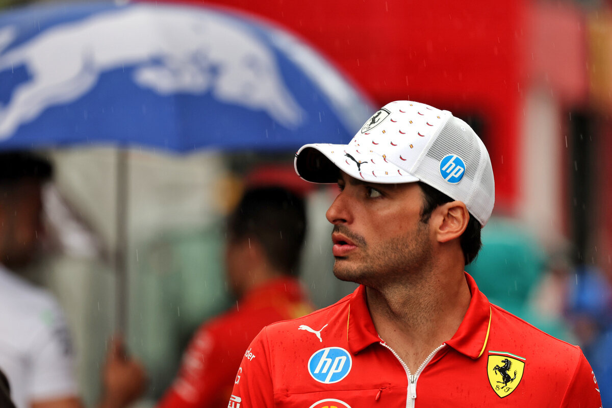 Carlos Sainz nel paddock di Barcellona