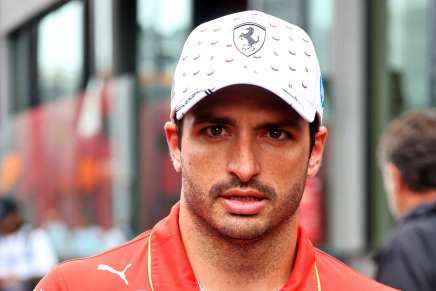 Carlos Sainz nel paddock di Barcellona