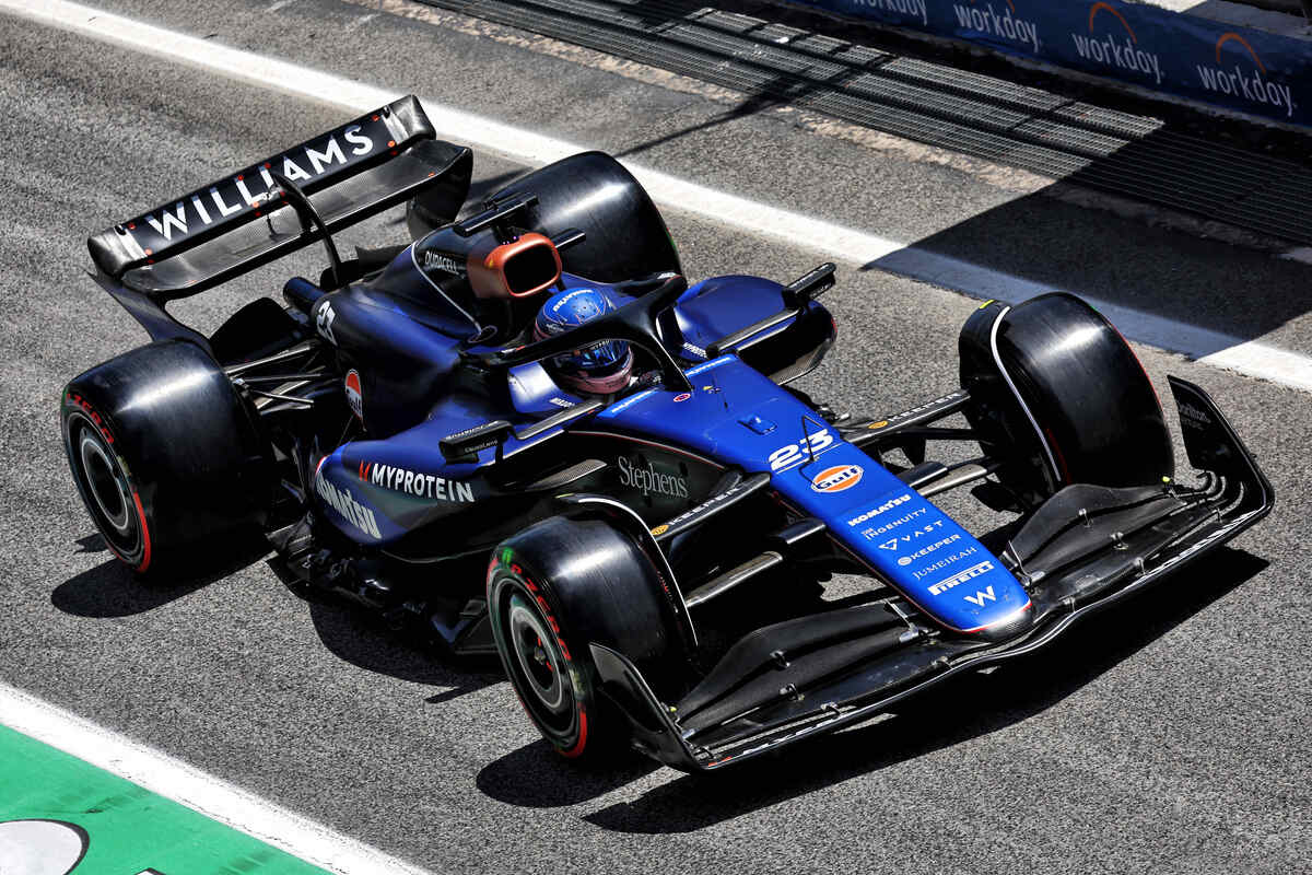 Alex Albon in pit lane nelle qualifiche del GP di Spagna