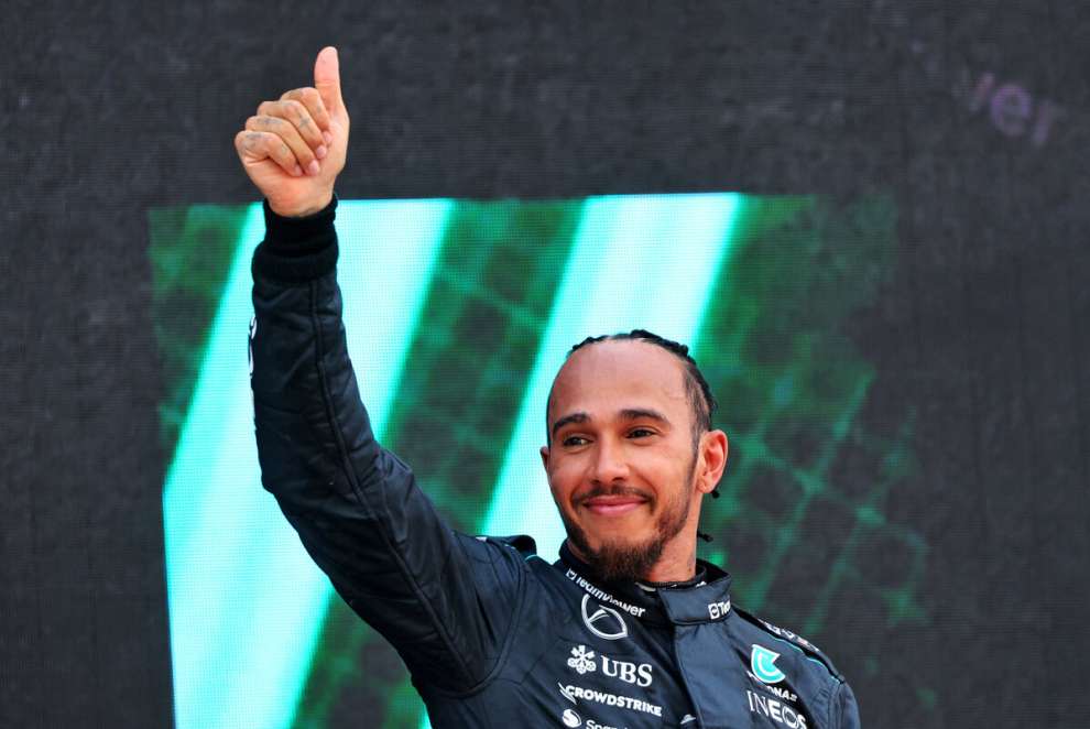 Lewis Hamilton (Mercedes) festeggia sul podio il terzo posto nel GP di Spagna 2024