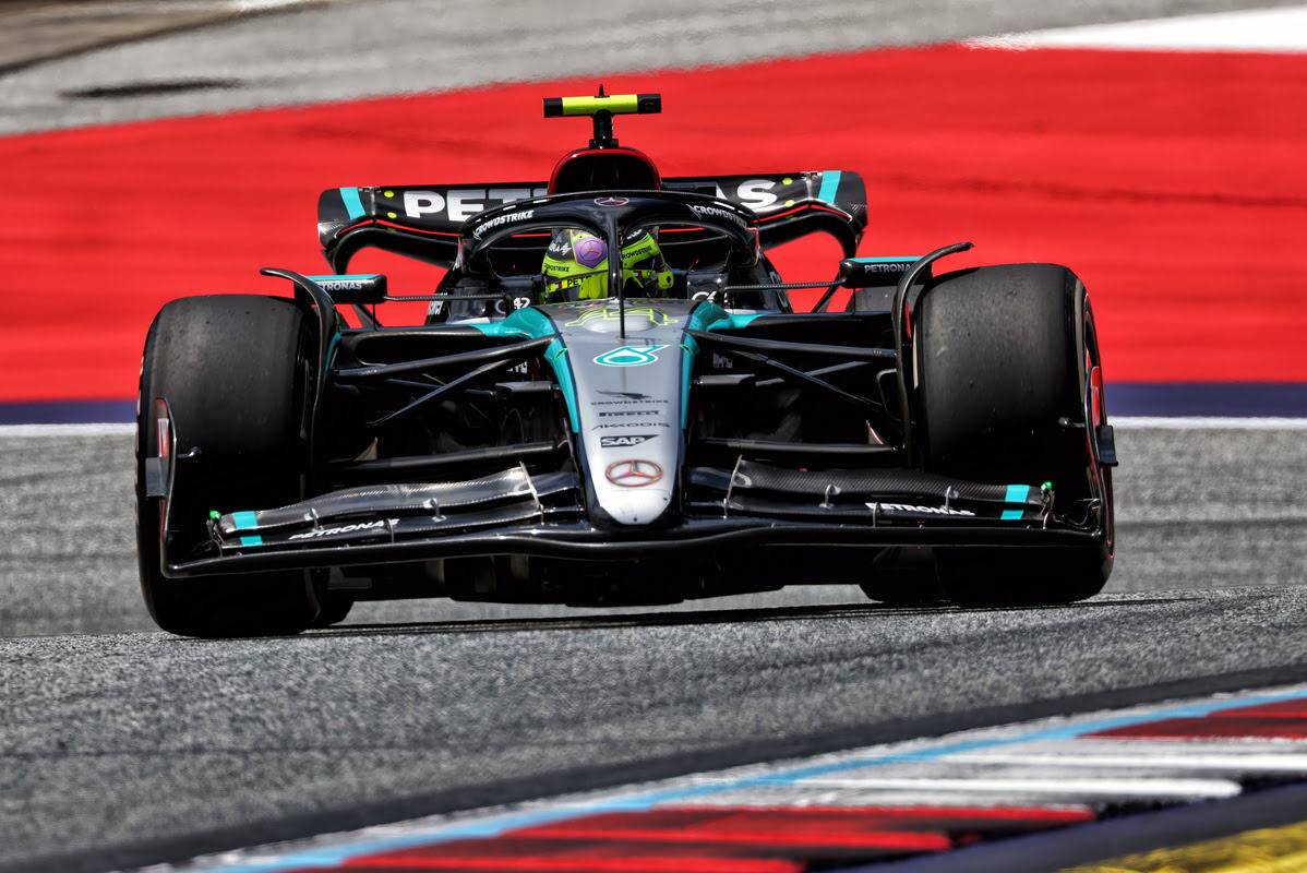 Hamilton in pista durante la qualifica Sprint in Austria