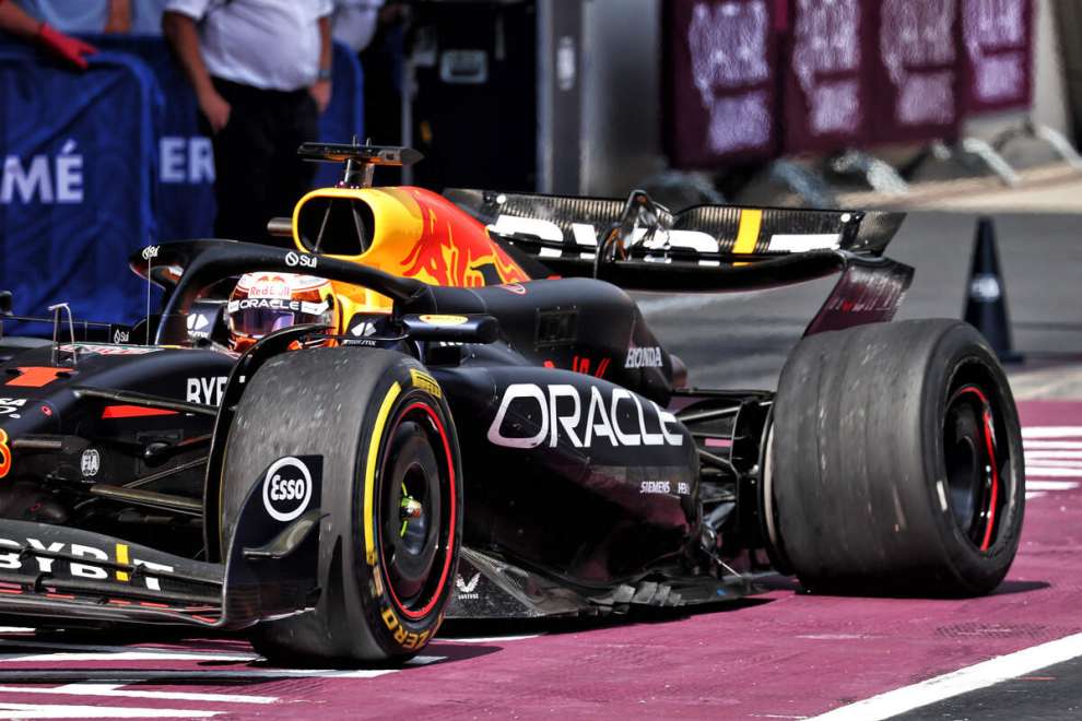 Max Verstappen con la ruota posteriore sinistra forata dopo il contatto con Lando Norris nel GP d'Austria