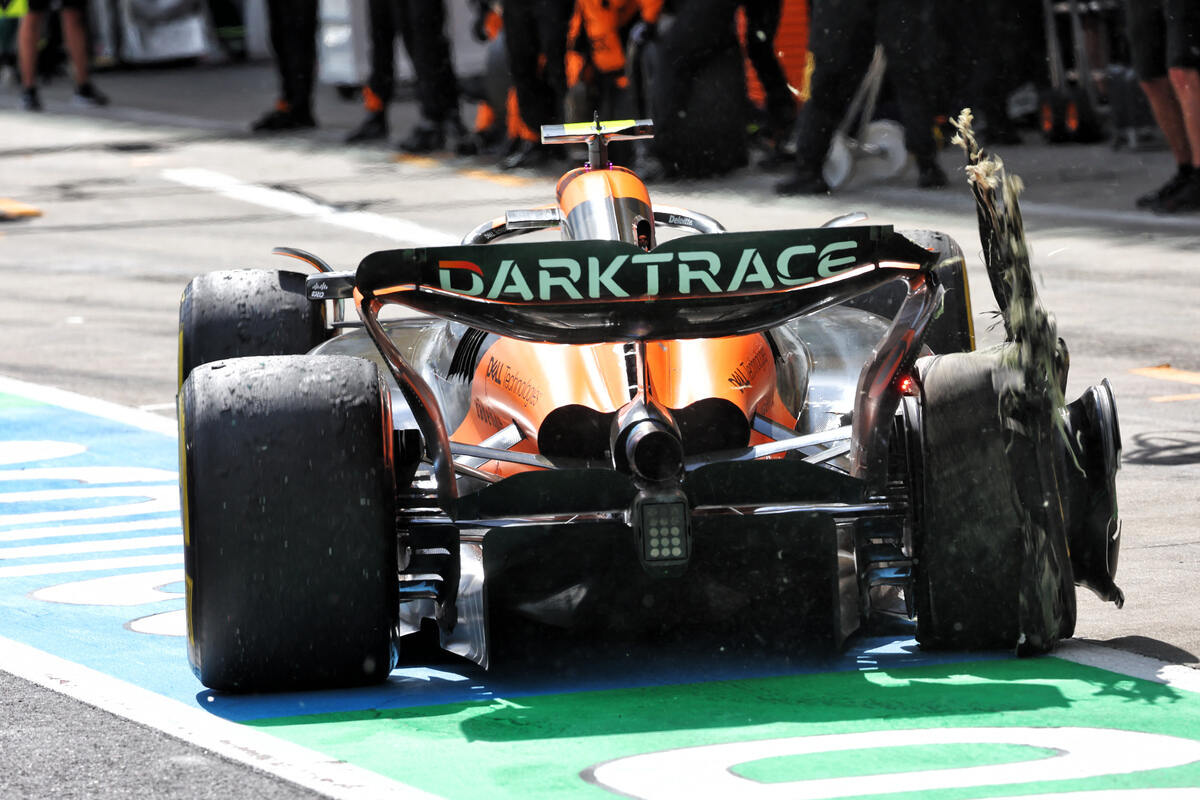 La vettura danneggiata di Lando Norris dopo il contatto con Max Verstappen nel GP d'Austria