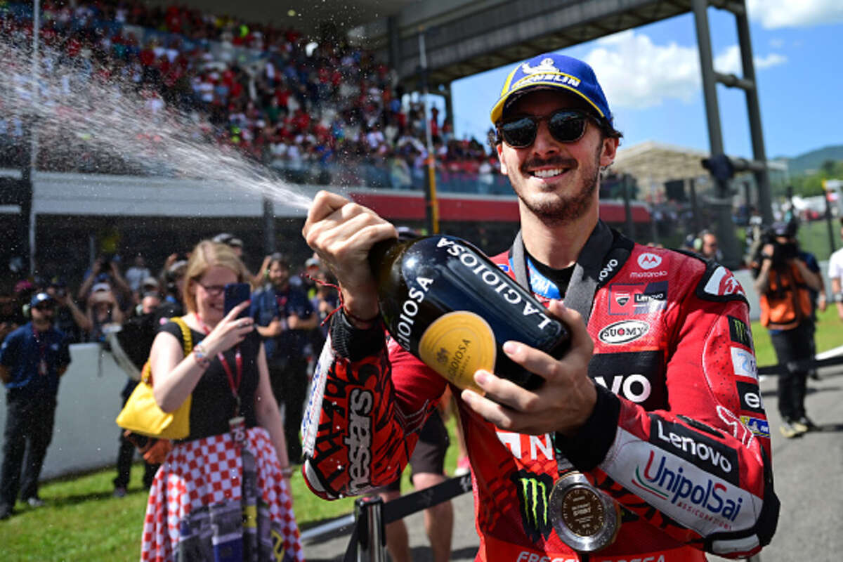 Bagnaia festeggia al momento della premiazione della gara Sprint