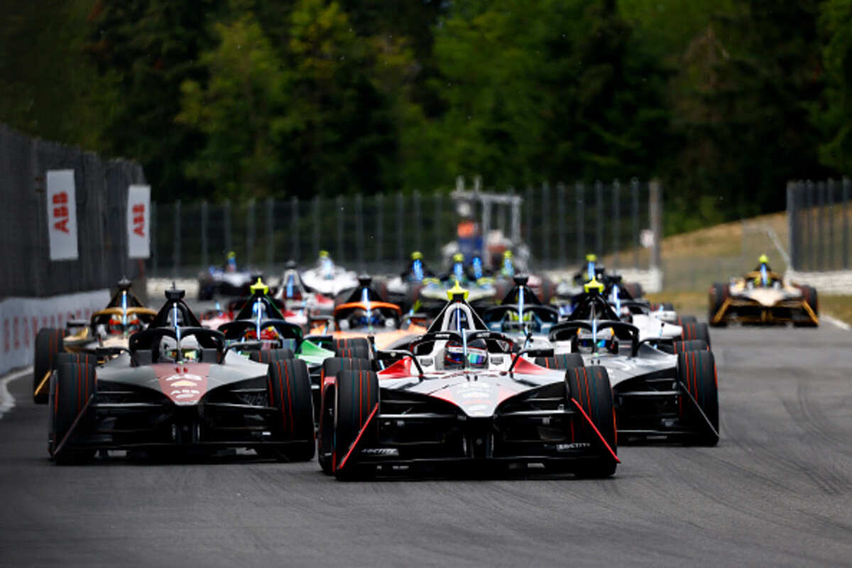 Gruppo compatto alla partenza dell'E-Prix di Portland 2024