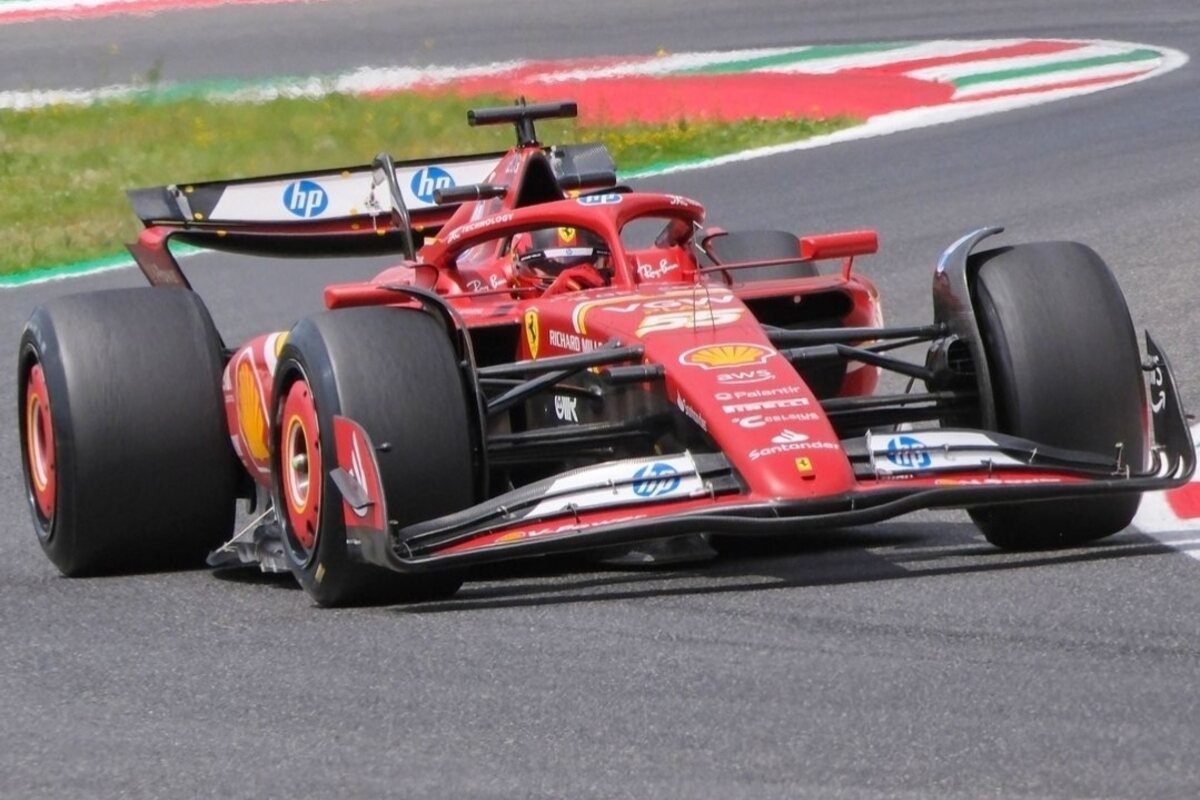 Carlos Sainz (Ferrari) in azione al Mugello per il test Pirelli