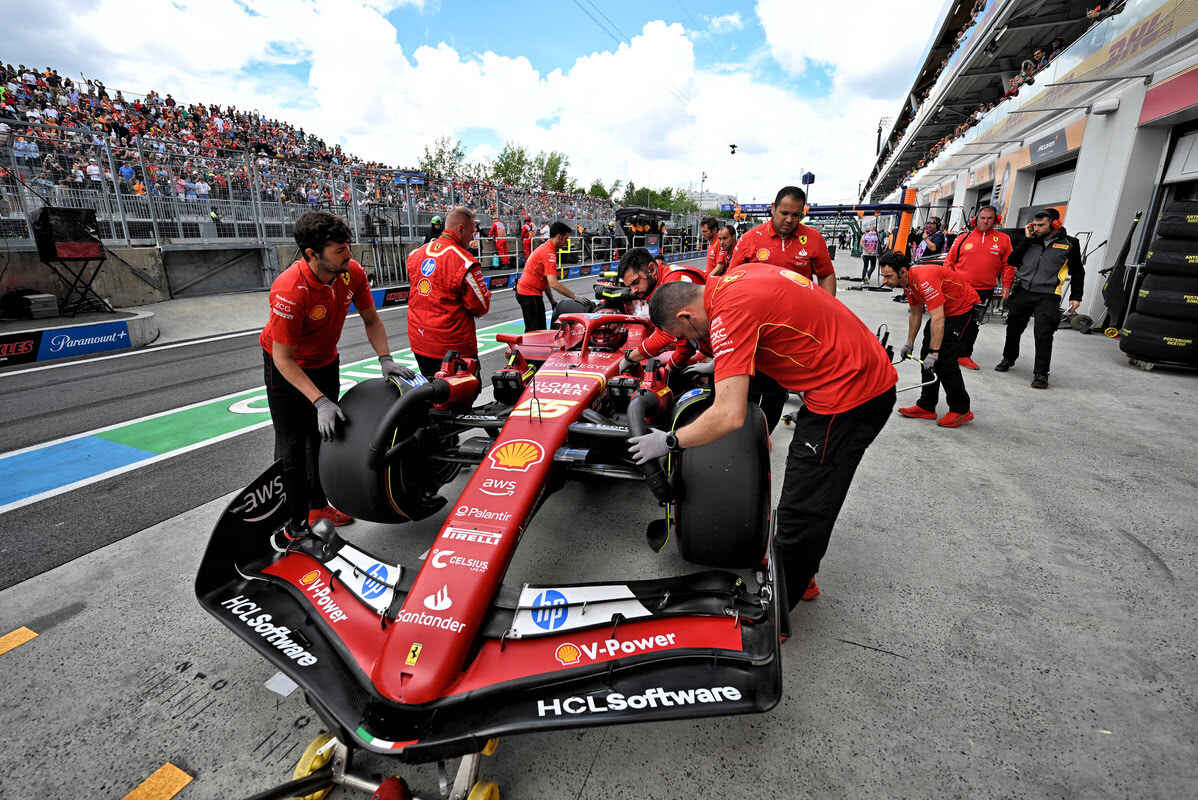 La Ferrari di Sainz viene riportata ai box durante le qualifiche del GP Canada 2024