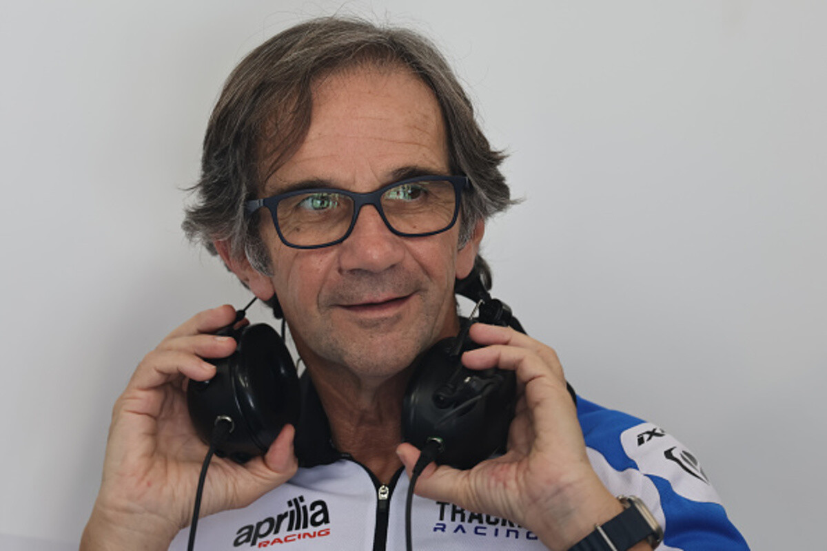 Davide Brivio (Trackhouse Racing) nei box con le cuffie .