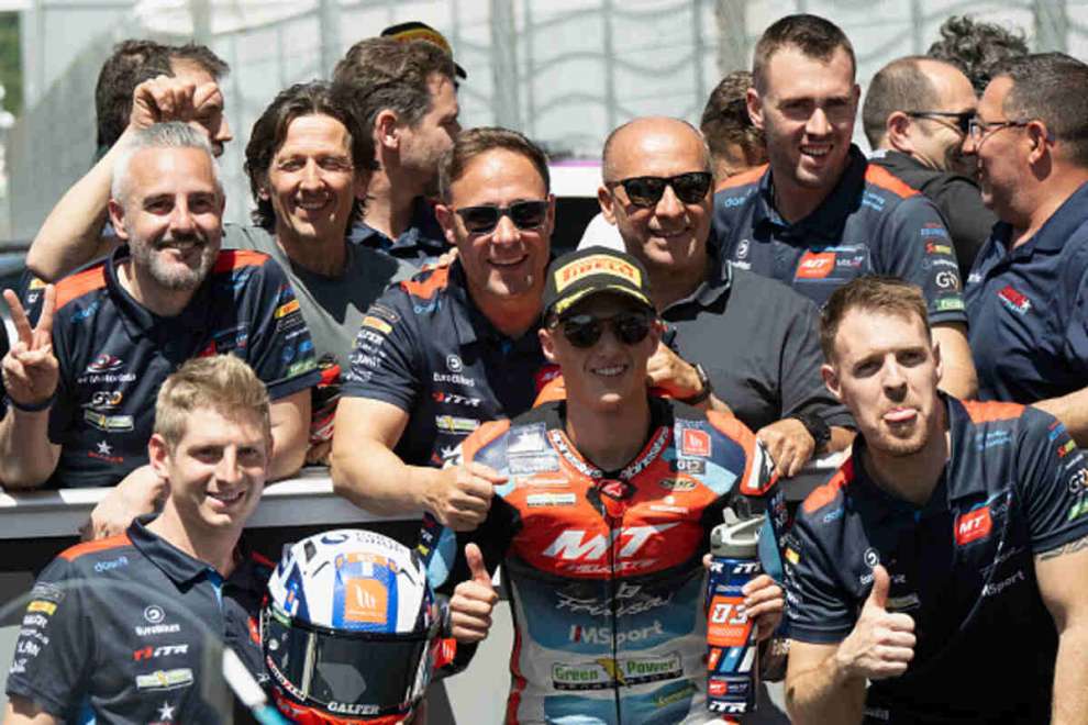 Sergio Garcia festeggia con gli uomini del team MT Helmets