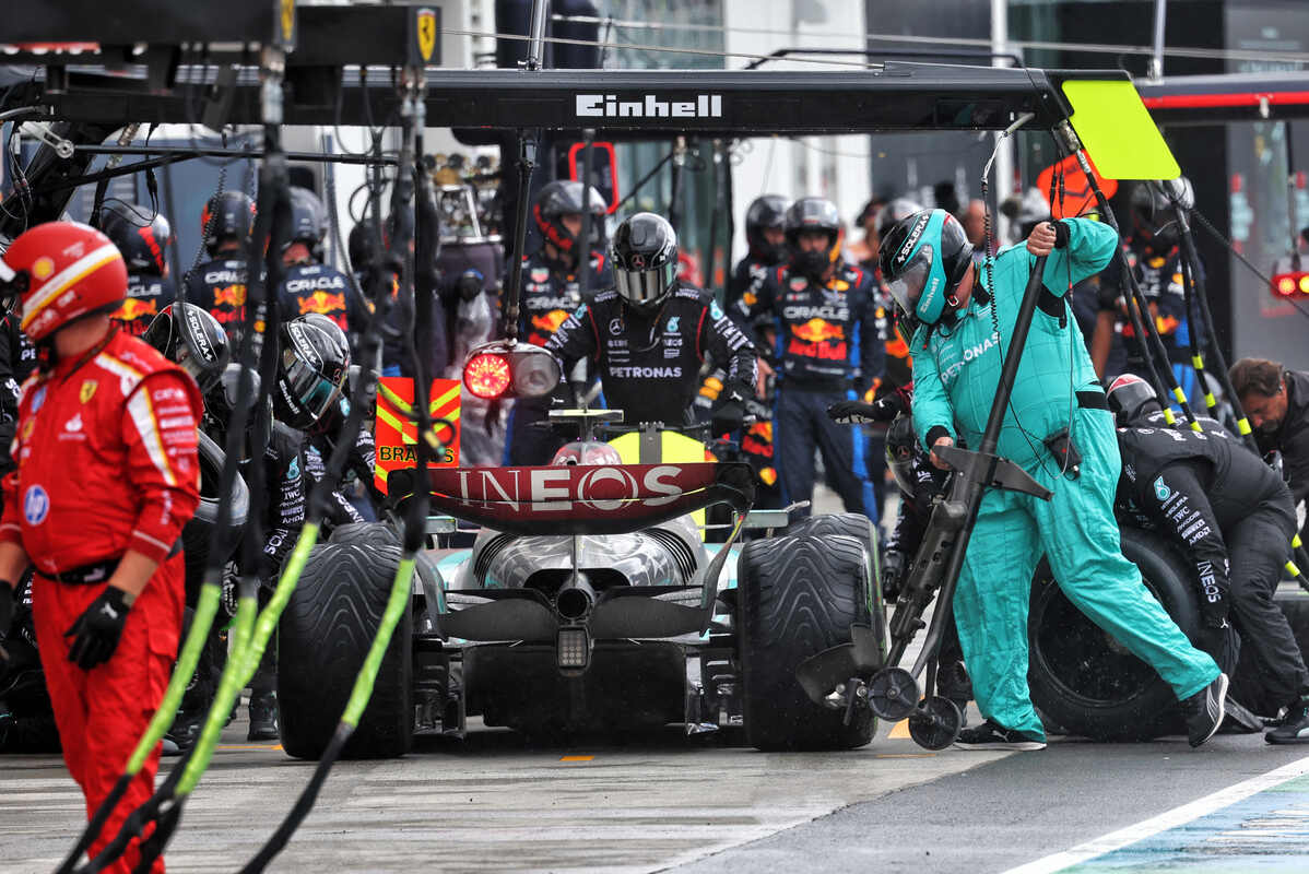 Hamilton si ferma ai box durante il GP del Canada 2024