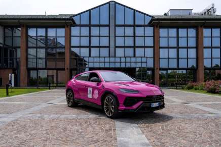 Una Lamborghini Urus S completamente rosa