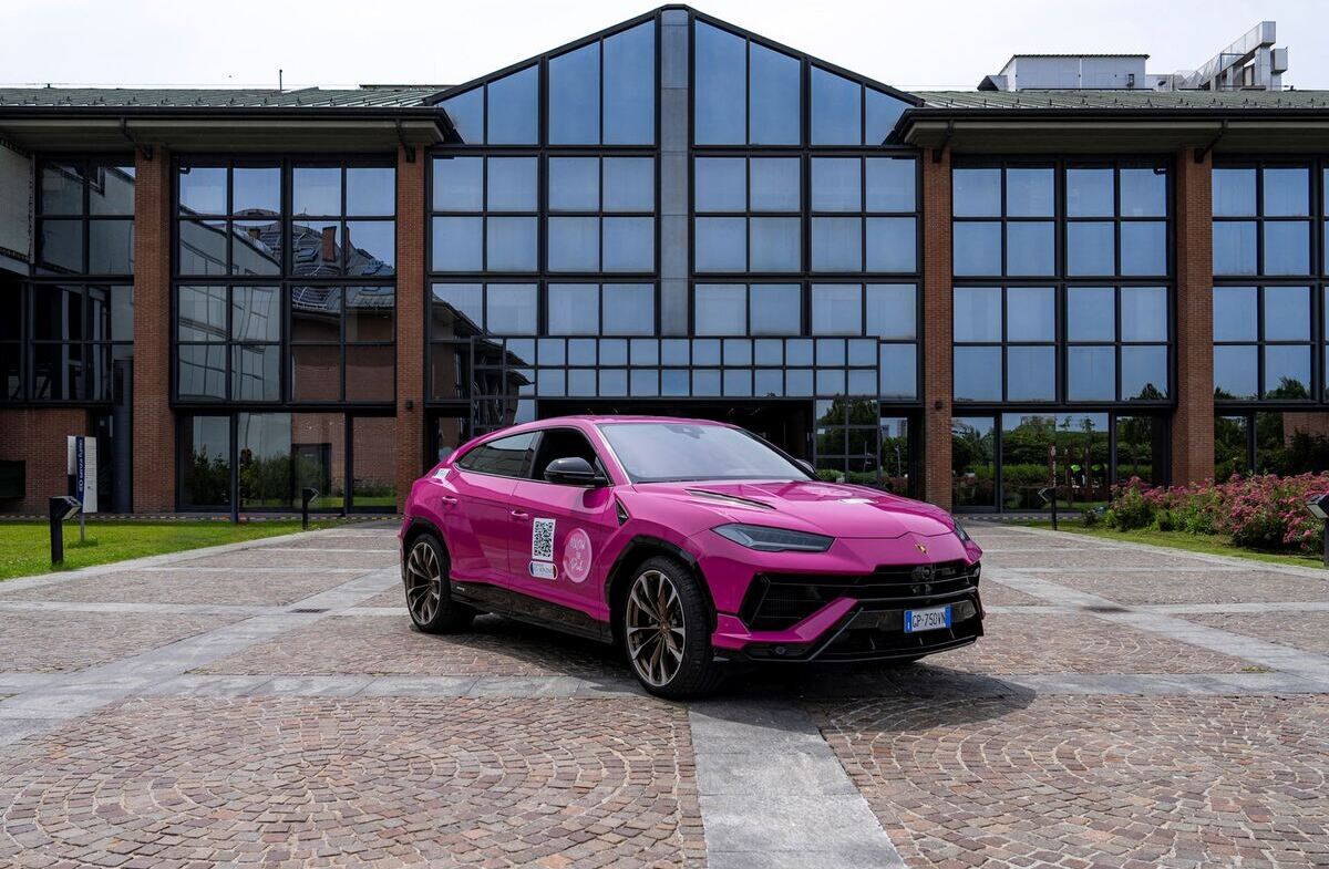 Una Lamborghini Urus S completamente rosa