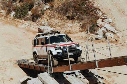 Land Rover e croce rossa