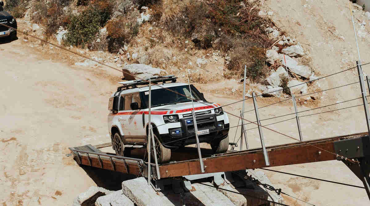 Land Rover e croce rossa