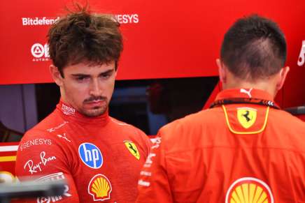 Leclerc (Ferrari) pensieroso nel garage durante le FP