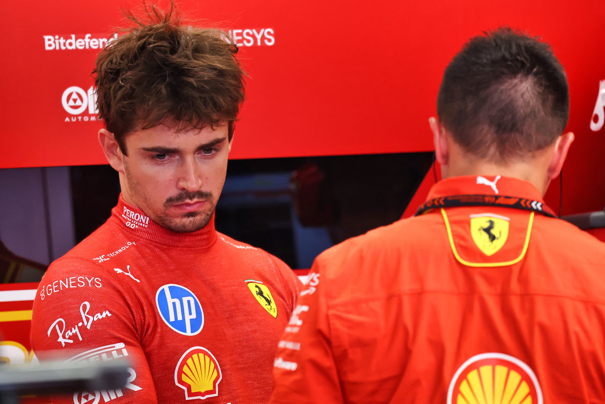 Leclerc (Ferrari) pensieroso nel garage durante le FP