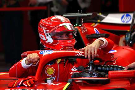 Leclerc esce dall'abitacolo della sua Ferrari dopo le prove libere in Canada