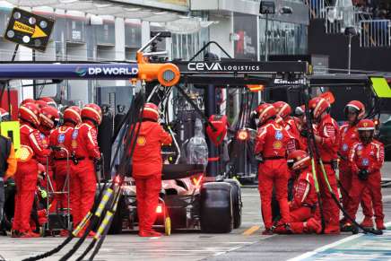 Leclerc (Ferrari) si ferma ai box durante il GP Canada 2024 a Montreal