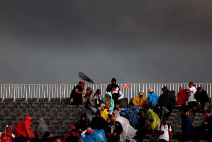 La pioggia cade sui tifosi in tribuna prima delle prove del Gran Premio di F1 del Canada