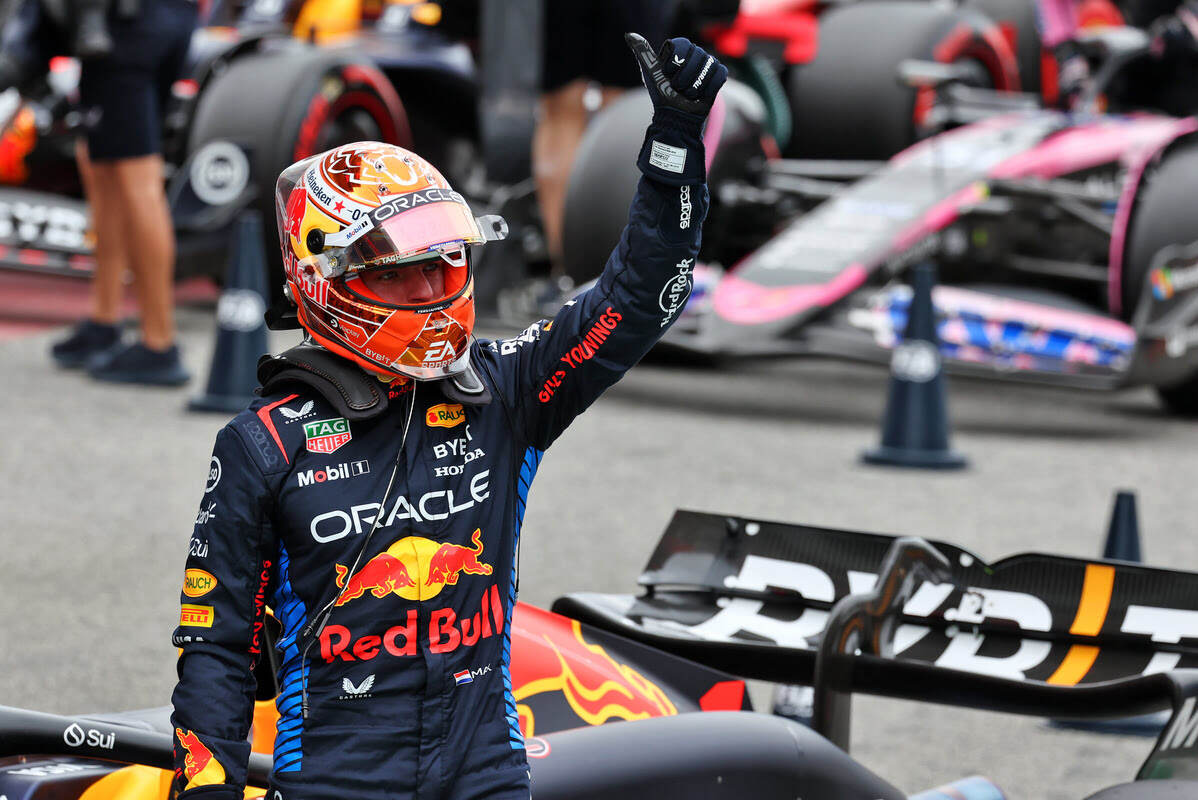 Max Verstappen saluta il pubblico dopo le qualifiche del GP di Spagna