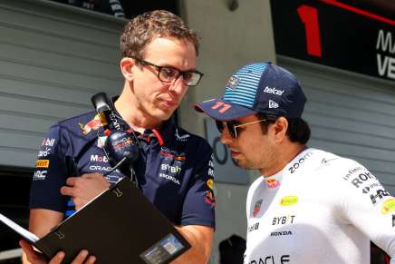 Hugh Bird e Sergio Perez guardano i dati nel paddock durante il weekend del GP d'Austria