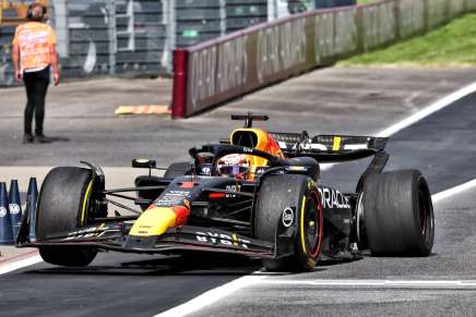 Verstappen torna ai box con la vettura danneggiata dopo il contatto con Norris in Austria