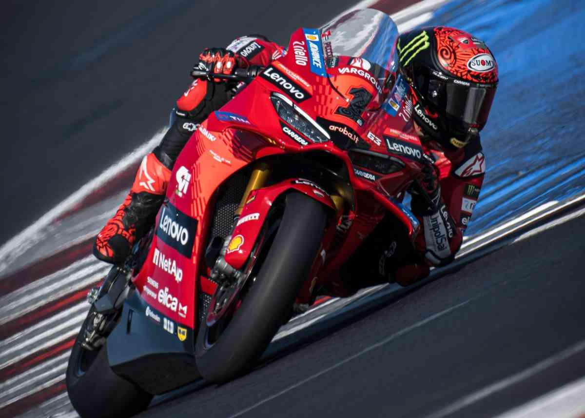 Francesco Bagnaia sulla Panigale V4 2025 al WDW Ducati