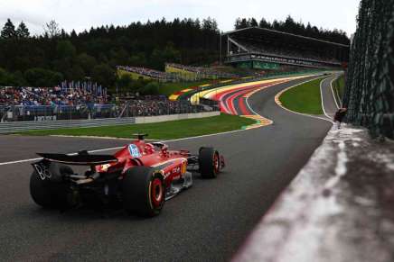 Charles Leclerc affronta la pista di Spa durante le prove libere