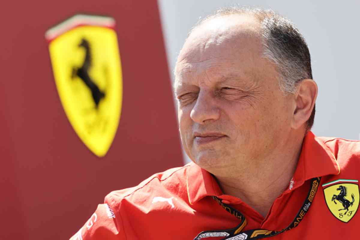 Frederic Vasseur ai box con il logo Ferrari alle sue spalle