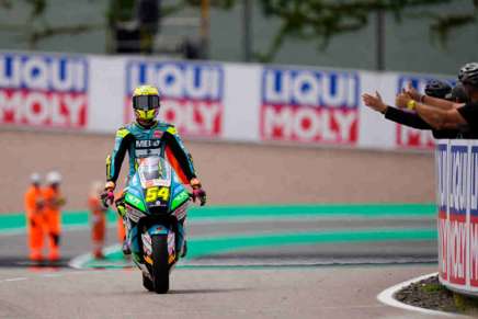 Fermin Aldeguer celebra con la bandiera spagnola la vittoria in Germania