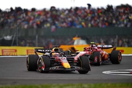 Verstappen e dietro Sainz durante il GP Gran Bretagna a Silverstone