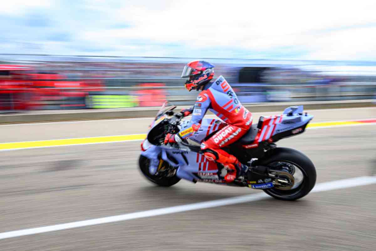 Marc Marquez esce dai box nelle prove del venerdì del Gran Premio della Germania