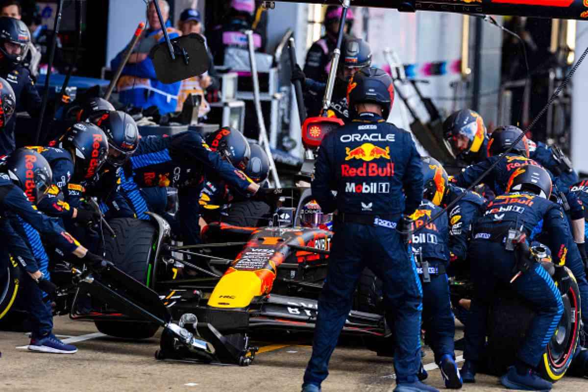 Max Verstappen durante un pit stop al Gran Premio di Gran Bretagna 2024