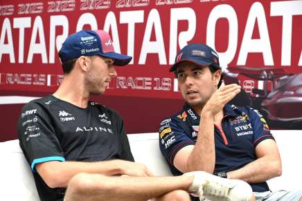 Gasly e Perez parlano tra loro durante la conferenza stampa in Qatar