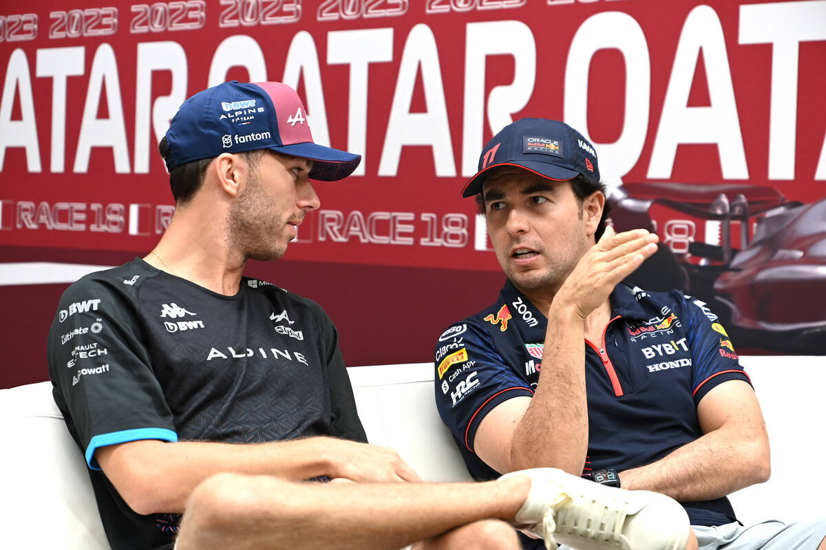 Gasly e Perez parlano tra loro durante la conferenza stampa in Qatar