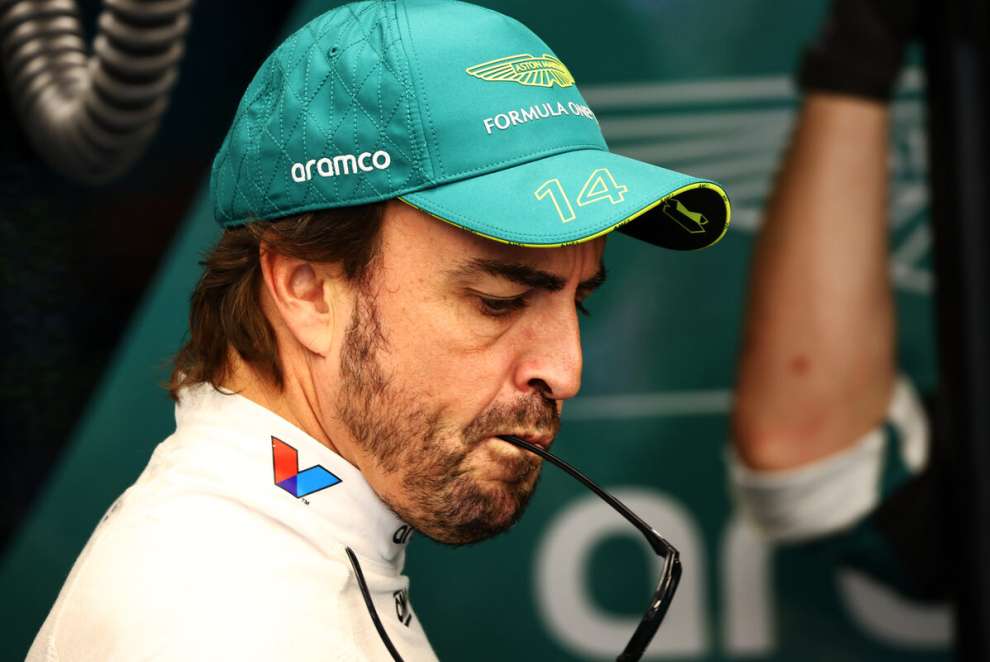 Alonso all'interno del box Aston Martin durante il weekend del GP d'Austria