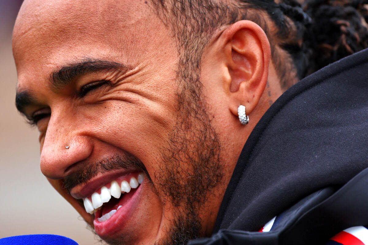 Lewis Hamilton nel paddock di Silverstone