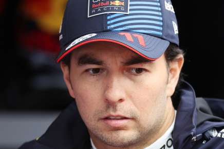 Sergio Perez nel paddock di Silverstone