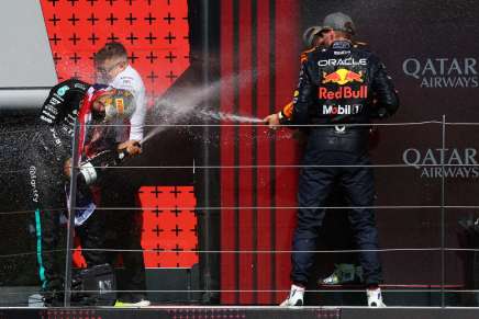 Verstappen, Hamilton e Norris festeggiano sul podio di Silverstone spruzzandosi addosso lo champagne