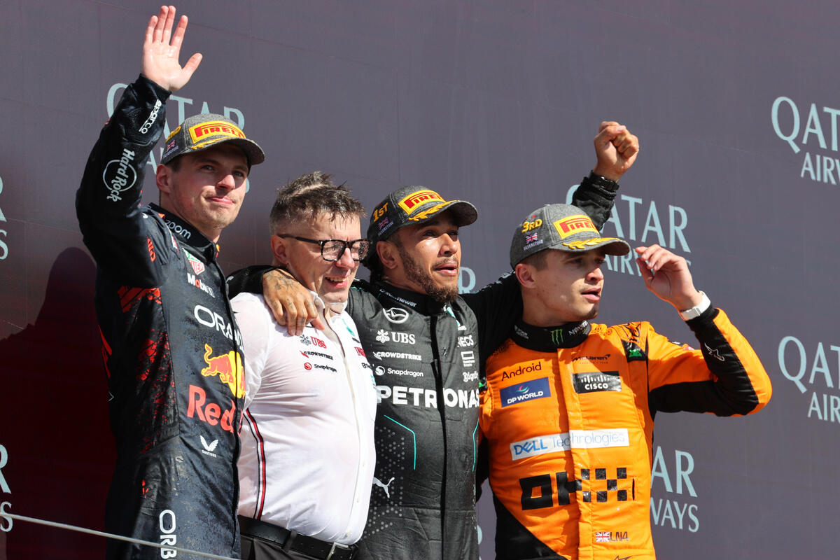 Verstappen, Hamilton e Norris sul podio di Silverstone salutano il pubblico