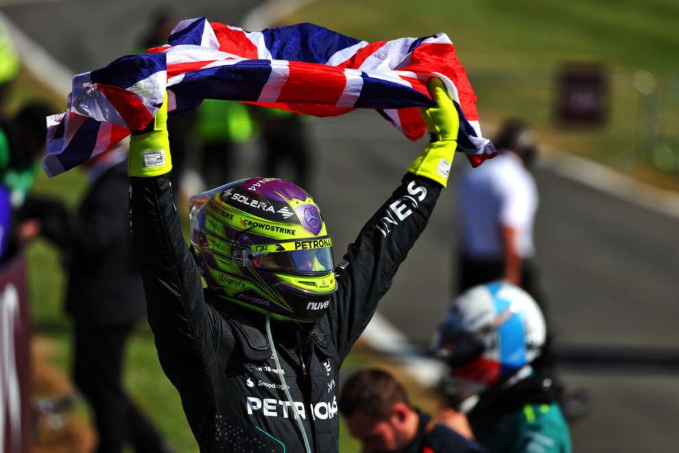 Lewis Hamilton esulta dopo essere tornato al successo a Silverstone