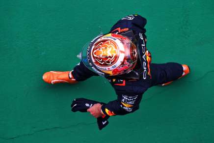 Max Verstappen (Red Bull) cammina nella pit-lane di Budapest