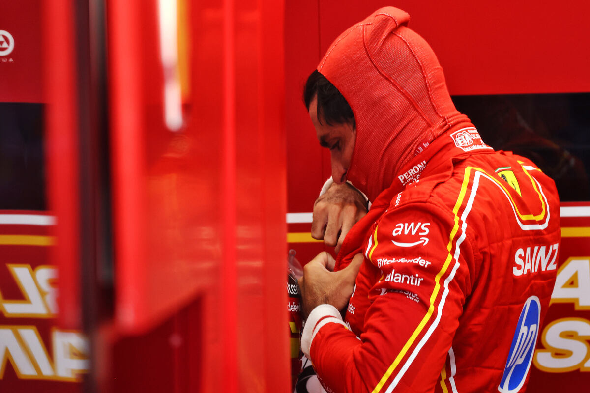 Carlos Sainz nel box Ferrari a Spa