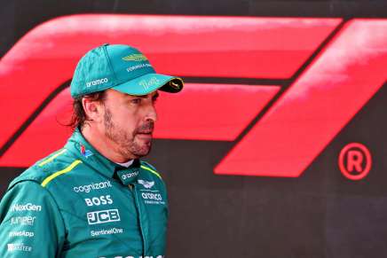 Alonso davanti al logo della F1