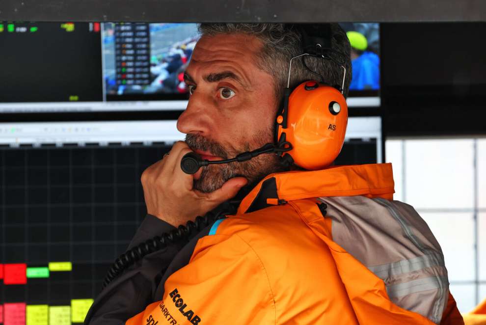 Andrea Stella osserva i monitor al muretto box del team McLaren